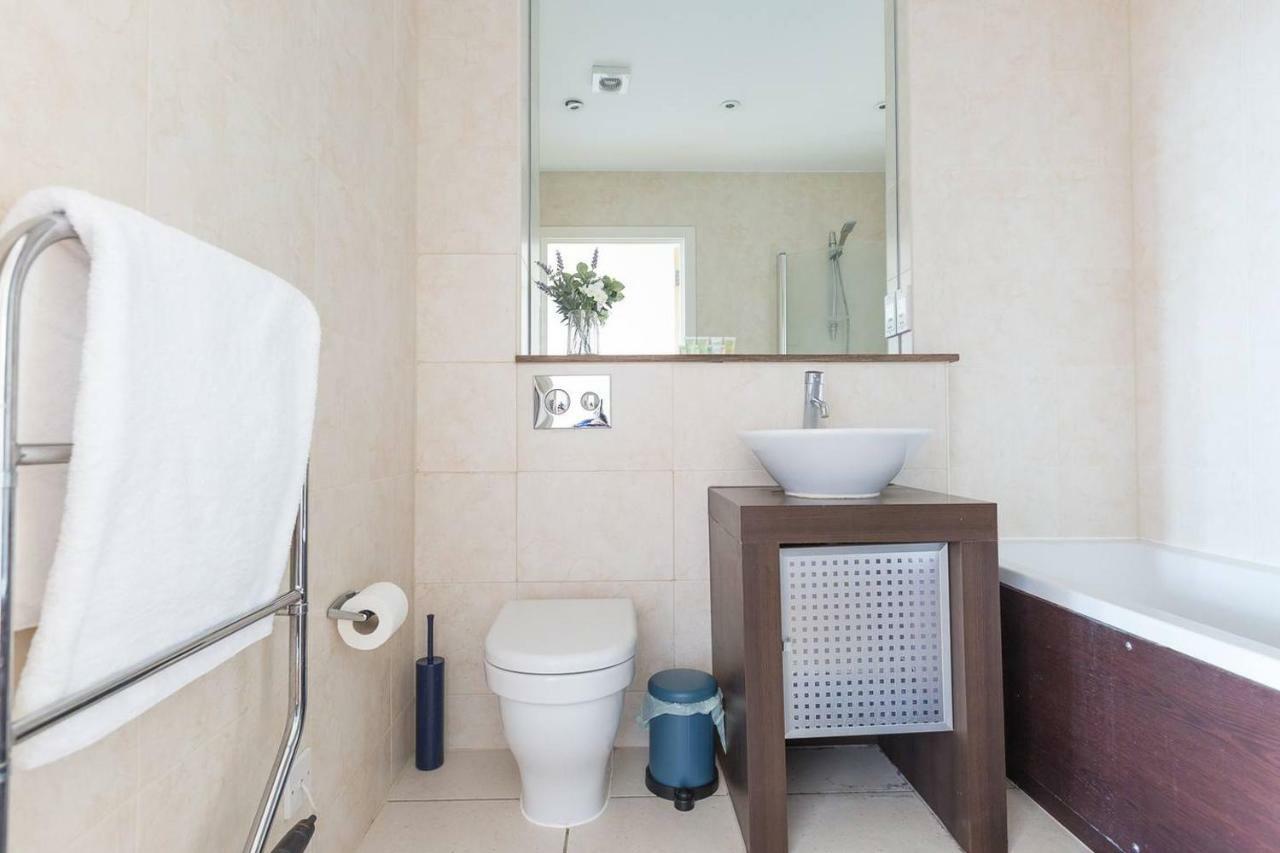 Modern 1 Bedroom Apartment In E1 With Great Views Londres Exterior foto